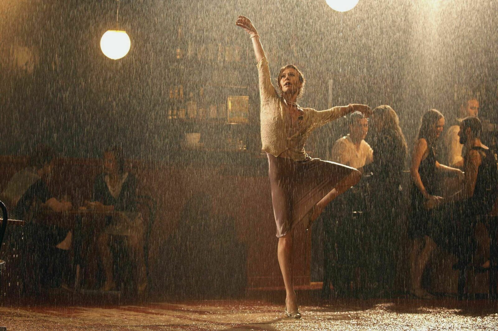 She s in the rain. Под дождем. Танцы под дождем. Танцующая под дождем.